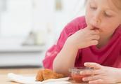 不良饮食习惯会危害孩子健康 这些食物要少吃或不吃